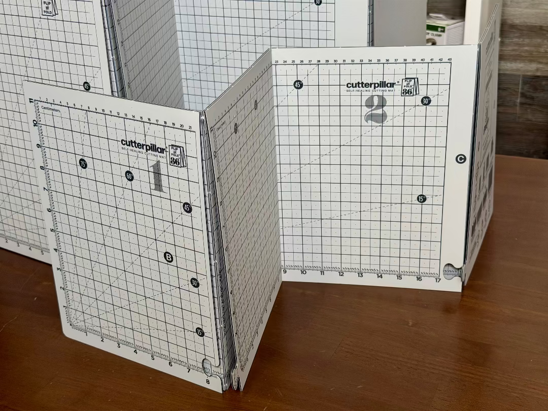 FLIP & FOLD 36 SELF-HEALING CUTTING MAT