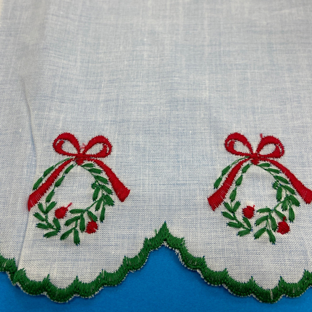 Swiss Edging - Holly Wreaths and Bows - #73418